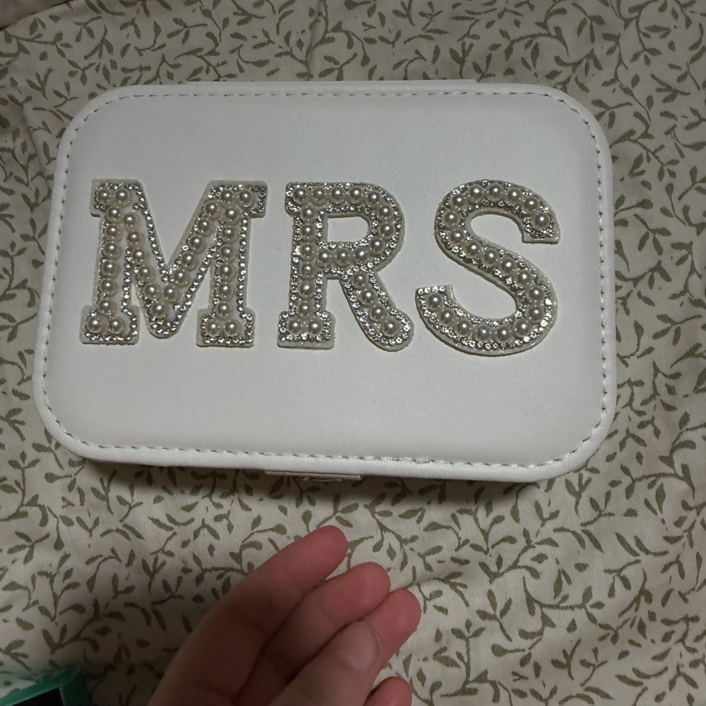 Elegant White 'MRS' jewelry holder